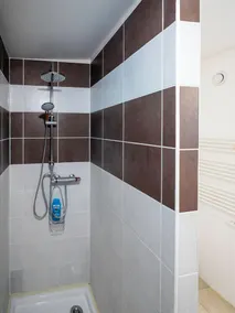 Air-conditioned apartment with shared pool - Image 2