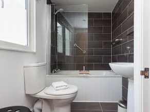 2 bedroom accommodation in 6 Horn Hill Steps - Image 2