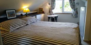 1 Bedroom  Studio Flat, close to beach, own entrance and parking. - Image 4