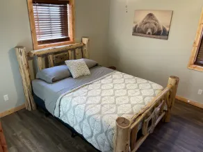 Brand new cabin in the woods with hot tub  1/2 mile from Starview Winery - Image 3
