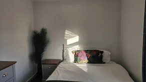 Pet Friendly - 3 Bedrooms - 6 Guests - Parking - Image 4