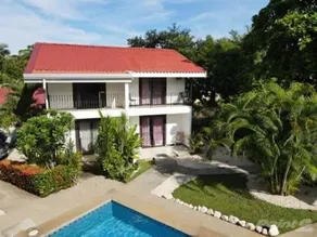 2-BD Unit with Pool, 2 Blocks from Beach - Image 3