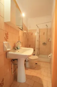 Alexandra Apartment - Image 2