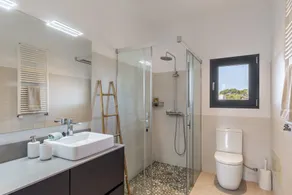Holiday Home 'Colonies' with Sea Views, Wi-Fi, and Air Conditioning - Image 2