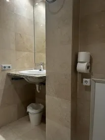 APPARTEMENT (3 ADULTES + 2 ENFANTS) VUE SUR LA RUE - Image 2