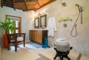 Luxury Seaside Villa fully staffed - Image 3