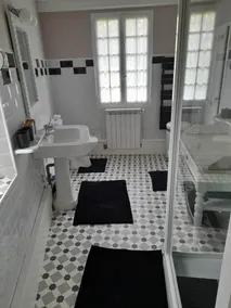 Riverfront house 400 m from beach - Image 3