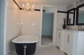 Enormous room in a Gorgeous Historic Mansion - Image 2