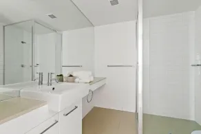Modern, Spacious 2-Bed with Stunning City Views - Image 3
