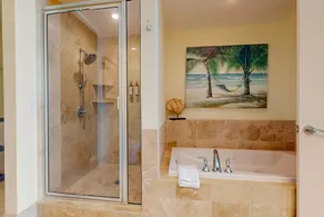 Breathtaking waterfront view from the 9th floor with shared pool and hot tub - Image 4