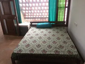 Relax in centrally located quiet terrace floor ensuite room in trendy eco-villa - Image 5
