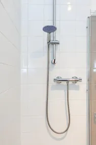 Cosy Home Near Station, Parking, Netflix, Sleeps 5 - Image 2