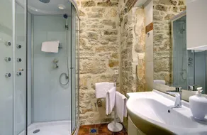 Spacious villa with private pool, volleyball court and barbecue area - Image 2