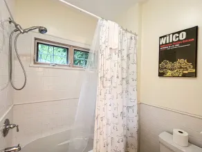 Pennsylvania Avenue Place - Large cottage close to town! A/C + WIFI - Image 3