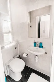 Private en-suite Room @ Liverpool street, Brick Ln - Image 5
