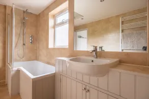 Et vidunderligt rummeligt, fire-værelses hus, der tilbyder moderne, veludstyret indkvartering kun få minutters kørsel fra Brancaster-stranden. Huset har en lukket have på bagsiden, og et haverum med døre til dækket område, som giver - Image 5