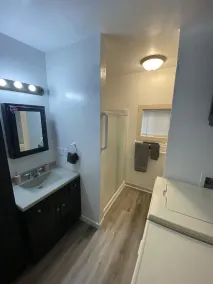 Honey Hole Hideaway - Image 2