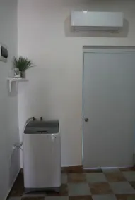Beach Luxury Apt 🏝 WiFi|AC|HotWater|SmartTv #1B - Image 2