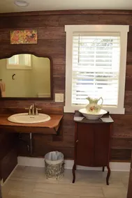 WHEATLAND INN, Farmhouse for adventure/relaxation Sleeps 10. 3 bedrooms, 3 baths - Image 4