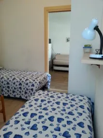 Apartamento Elite de tres habitaciones con piscina, tumbonas y parque infantil. - Image 4