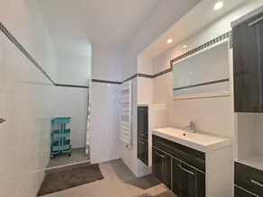 apt90m2    refait a neuf centre ville/plage - Image 2