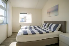 Esta casa isolada da ilha tem uma aparência moderna. A sala de estar está no piso térreo. No g - Image 5
