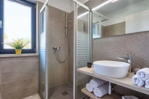 Villa mit Pool, Jacuzzi und Spielfeld - Image 2