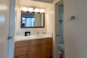 Updated Waikiki Condo with Mountain Views - 22nd floor, Free parking & WiFi - Image 4