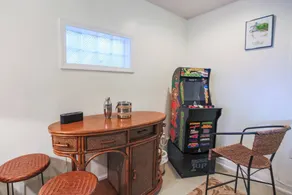 5 min à pied de la plage et des Berts!  Détendez-vous dans cette maison pour animaux de compagnie et famille avec terrasse enveloppante. - Image 3
