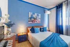Apartment \"La Casa Blu\" with Private Terrace & Shared Garden - Image 5