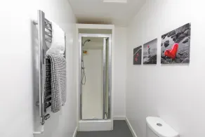 Stylish Studio Flat Steps Away from Train Station and University - Image 3