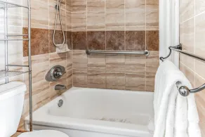 19th-floor newly remodeled condo with lanai, pool & beach access - Image 5