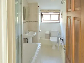 A characterful holiday home with an attractive open plan layout. - Image 2