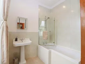 TAYVIEW, pet friendly, luxury holiday cottage, with hot tub in Killin - Image 4