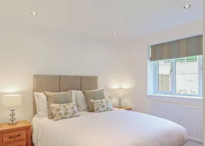 2 bedroom accommodation in Glastonbury - Image 3