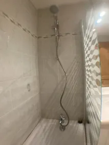 Recently refurbished s/c 2 bedroom flat to sleep up to 7 - Private WiFi included - Image 3