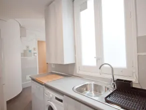 Beautiful 2 bedroom flat in elegant building in Chamberí - Image 3