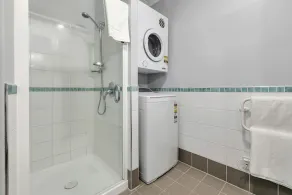 Deluxe Waterfront & City Apartment - Image 3