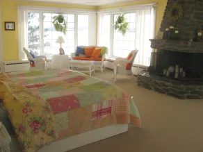 Heavenly Waterfront Retreat - Lake Memphremagog near Jay Peak and Burke Mountain - Image 3