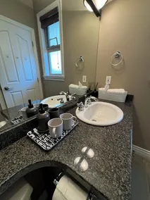 One bedroom and one bathroom with independent entrance, free Wi-fi, free parking - Image 5
