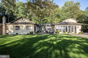 Gorgeous, Cozy Villa with breathtaking sunset views, river access and Hot Tub. - Image 4