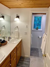 Cozy Cottage & Pet Friendly! Enjoy Nearby Downtown Langley, Shops & Restaurants - Image 5