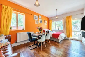 Cozy 2-bedroom Bungalo Wolverhampton, 3 beds, free parking and garden space - Image 4