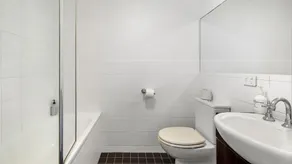 Beachfront 2 bedroom apartment, air conditioning + balcony - Image 3