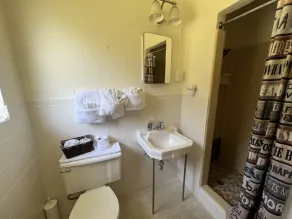 JI6 - JI6, King Guest Room at the Joplin Inn - Image 3