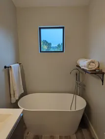 Family Friendly Lake Front New Build - 5bdrm + Hot Tub - Image 4