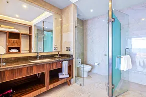 Lavish seaside escape with oceanfront views, amazing pool & pool spa - Image 4