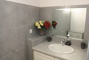 Möbliertes Apartment im Erdgeschoss eines blühenden und baumbest. Besitzes - Image 4