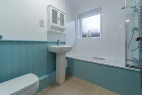 Denne super bungalow tilbyder moderne indkvartering med en fuldt lukket have. - Image 3
