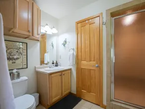 Retraite en ville de Coal Creek!  3BR / 3 BA complets - SLPS 8+ - 2 pâtés de maisons de Elk Ave! - Image 5